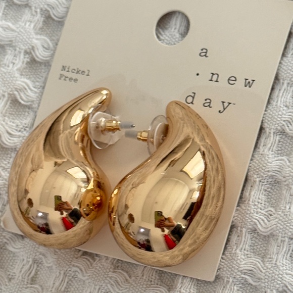A New Day Elegant Gold Teardrop Earrings - NWT - Picture 3 of 4